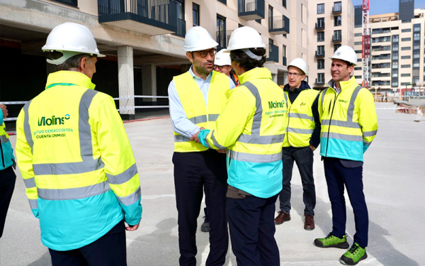 El ministro de Economía, Comercio y Empresa, Carlos Cuerpo, visita un ejemplo de construcción industrializada con Molins